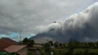 Gunung Sinabung Kembali Erupsi, Luncuran Awan Panas 1.500 Meter