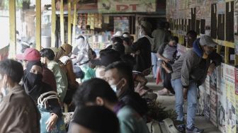 Sejumlah calon penumpang menunggu bus di Terminal Lebak Bulus, Jakarta, Rabu (5/5/2021). [Suara.com/Angga Budhiyanto]