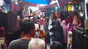 Jelang Ramadhan, Pengunjung Membludak di Pasar Tanah Abang