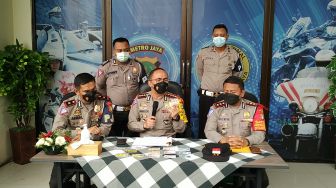 Polisi Sita Kartu Anggota Tentara Kekaisaran Sunda Nusantara dari Pengemudi Pajero