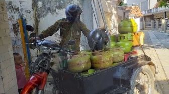 Kisah Haru Ayah Difabel di Tegal: Jual Gas Keliling dan Mengajar demi Anaknya ke Pesantren