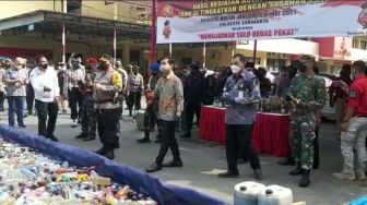 Pertama Kali Musnahkan Miras, Botol yang Dipilih Gibran Jadi Sorotan