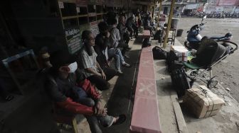 Sejumlah calon penumpang menunggu bus di Terminal Lebak Bulus, Jakarta, Rabu (5/5/2021). [Suara.com/Angga Budhiyanto]