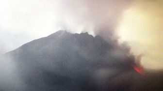 Awan Panas Meluncur Sejauh 2 Kilometer dari Puncak Gunung Merapi Tadi Malam
