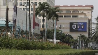 Layar LED yang menampilkan Scudetto Inter Milan terpampang di STC Senayan, Jakarta, Rabu (5/5/2021). [Suara.com/Angga Budhiyanto]