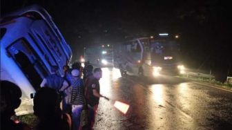Ngeri! Bus Terbalik di Ngawi, Ibu-Anak Terluka Merangkak Keluar Jendela