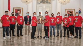 Persija Temui Anies Baswedan, Bawa Trofi Piala Menpora 2021