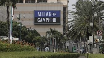 Layar LED yang menampilkan Scudetto Inter Milan terpampang di STC Senayan, Jakarta, Rabu (5/5/2021). [Suara.com/Angga Budhiyanto]