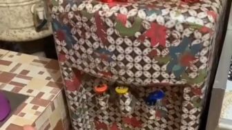 Kelewat Kreatif, Ibu Ini Bungkus Semua Barang di Rumah Pakai Kertas Kado