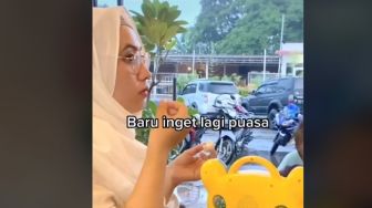 Kocak! Emak Suapi Anak Malah Ikut Makan, Auto Panik Pas Ingat Lagi Puasa