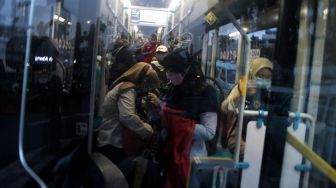 Suasana didalam bus Transjakarta di Stasiun Tanah Abang, Jakarta, Rabu (5/5/2021). [Suara.com/Dian Latifah]
