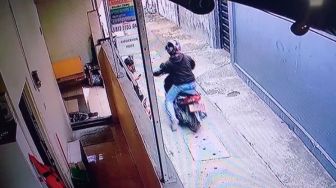 Terekam CCTV, Ini Pelaku Jambret Handphone Anak di Kota Tegal