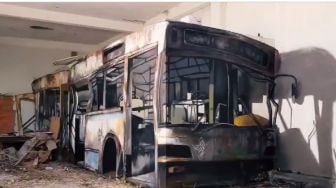 Kreatif Abis! Pria Ini Ubah Tembok Beton Jadi Bus Reyot Jadi-jadian