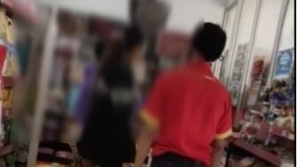 Duh! Ngaku Punya Kenalan Polisi, Ibu Ini Minum Air Botol Kemasan Tanpa Bayar