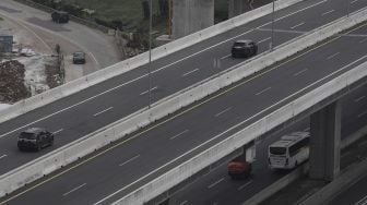 Kendaraan roda empat melintas menuju arah Jakarta di ruas Tol Layang MBZ (Mohamed Bin Zayed), Bekasi, Jawa Barat, Kamis (6/5/2021). [Suara.com/Angga Budhiyanto]