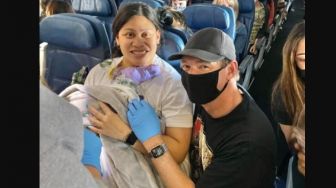 Tidak Sadar Jika Hamil, Wanita Ini Melahirkan di Pesawat, Videonya Viral