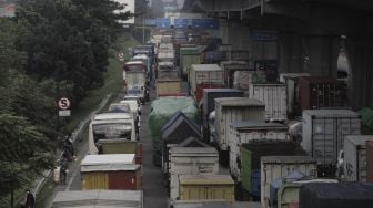 Sejumlah kendaraan terjebak kemacetan di jalan Tol Jakarta-Cikampek, Cikarang, Kabupaten Bekasi, Jawa Barat, Kamis (6/5/2021). [Suara.com/Angga Budhiyanto]