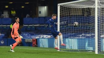 Striker Chelsea Timo Werner, menyundul bola rebound untuk mencetak gol pembuka selama pertandingan sepak bola semifinal leg kedua Liga Champions antara Chelsea melawan Real Madrid di Stamford Bridge,  Kamis (6/5/2021) dini hari 
Glyn KIRK / AFP

