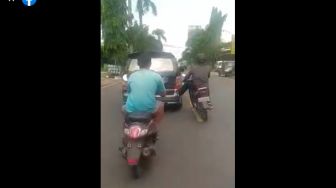 Heboh! Pria di Jepara Bisa Dorong Mobil Mogok Pakai Sepeda Motor