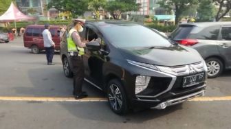Kendaraan Plat Surabaya dan Sidoarjo Ditempeli Stiker Agar Bebas Beroperasi