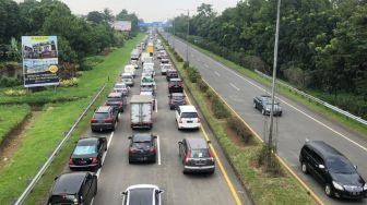 Hari Pertama Larangan Mudik, GT Pasteur Macet Parah