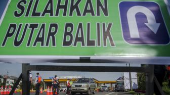 Petugas gabungan melakukan pemeriksaan kelengkapan administrasi pengendara saat penyekatan larangan mudik lebaran di Gerbang Tol Pasteur, Bandung, Jawa Barat, Kamis (6/5/2021).  ANTARA FOTO/Novrian Arbi
