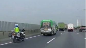 Viral Video Mobil Travel Dikawal Dua Polisi, Diduga Nekat Antar Pemudik