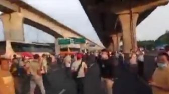 Buruh Tumpah Ruah di Jalan Tol Jakarta-Cikampek Gegara Gerbang Tol Ditutup