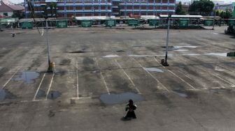 Suasana sepi Terminal Bekasi, Kota Bekasi, Kamis (6/5/2021). [Suara.com/Dian Latifah]