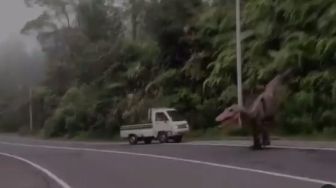 Mendadak Muncul Dinosaurus di Jalan Tembus Tawangmangu, Warga Auto Panik!
