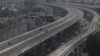 Sejumlah kendaraan melintas menuju arah Jakarta di ruas Tol Layang MBZ (Mohamed Bin Zayed), Bekasi, Jawa Barat, Kamis (6/5/2021). [Suara.com/Angga Budhiyanto]