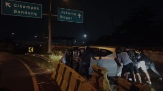 Terobos Pembatas Jalan, Puluhan Mobil Diduga Pemudik Lolos Masuk Tol Japek
