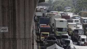 Sejumlah kendaraan terjebak kemacetan di jalan Tol Jakarta-Cikampek, Cikarang, Kabupaten Bekasi, Kamis (6/5/2021). [Suara.com/Angga Budhiyanto]