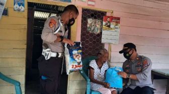 Ramadhan Berbagi, Kapolsek Batui Sentuh Warga Kurang Mampu