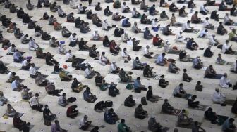 Umat Islam menunaikan ibadah sholat Jum'at di Masjid Istiqlal, Jakarta, Jum'at (7/5/2021).  [Suara.com/Dian Latifah]
