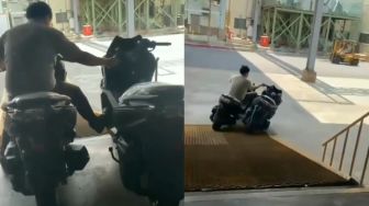 Satu Orang Kemudikan Dua Matik Sekaligus, Skill Motoran Pria Ini Jempolan