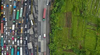 Foto aerial kendaraan terjebak macet di Pintu Tol Cikupa, Tangerang, Banten, Kamis (6/5/2021). ANTARA FOTO/Galih Pradipta