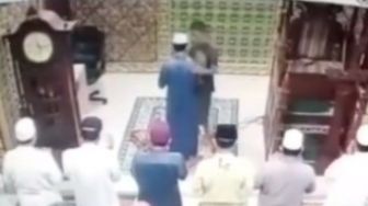 Viral Detik-detik Imam Masjid Diserang Pria Misterius saat Pimpin Salat