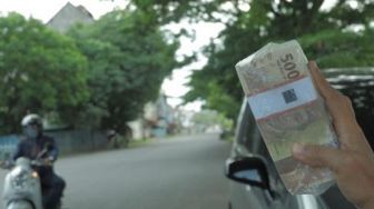 Pelaku Jasa Penukaran Uang Baru di Jalanan Kota Padang Mengeluh Sepi