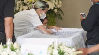 Aktris Joanna Alexandra saat ibadah penghiburan untuk suaminya, Raditya Oloan di rumah duka RSPAD Gatot Subroto, Jakarta Pusat, Jumat (7/5/2021). [Suara.com/Alfian Winanto]