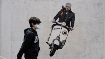 Mural Jose Mourinho Naik Vespa Muncul di Tembok Kota Roma