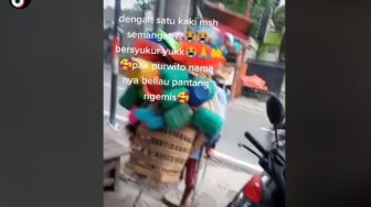 Pantang Ngemis! Pria Ini Gigih Jualan Keliling Meski Hanya dengan Satu Kaki