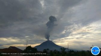 Sabtu Sore, Gunung Sinabung Lepaskan Abu Vulkanik hingga Ketinggian 2,8 KM