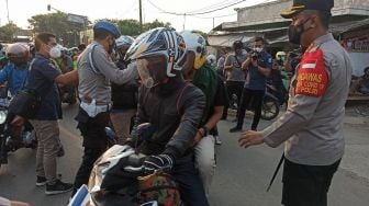 Pulang Kerja, Warga Cikarang Diputar Balik di Bekasi, Tak Ada Surat Jalan