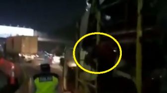 Gagal Mudik! Ngumpet di Truk Pengangkut Motor, Pemudik Diciduk Polisi