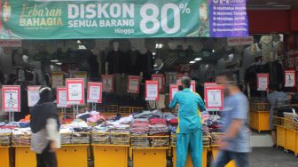 Suasana di Pasar Baru, Jakarta, Jumat (7/5/2021).  [Suara.com/Dian Latifah]
