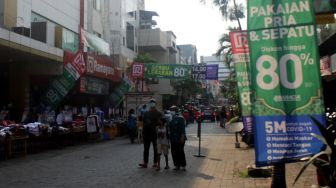 Suasana di Pasar Baru, Jakarta, Jumat (7/5/2021).  [Suara.com/Dian Latifah]
