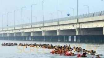 CEK FAKTA: Benarkah Suramadu Ditutup, Para Pemudik Nekat Berenang di Laut?