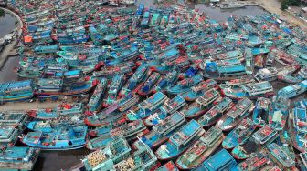 Foto udara kapal nelayan bersandar di Pelabuhan Tegal, Jawa Tengah, Sabtu (8/5/2021).  ANTARA FOTO/Oky Lukmansyah
