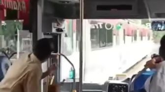 Viral Kereta Api Tabrak Bus di Solo, Reaksi Penumpang Ini Jadi Sorotan